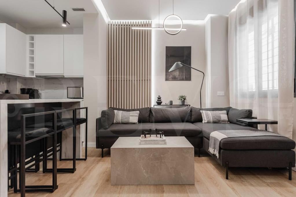 Contemporary Minimalist Apartment By Rems Málaga Exteriör bild