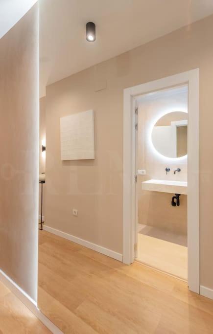 Contemporary Minimalist Apartment By Rems Málaga Exteriör bild